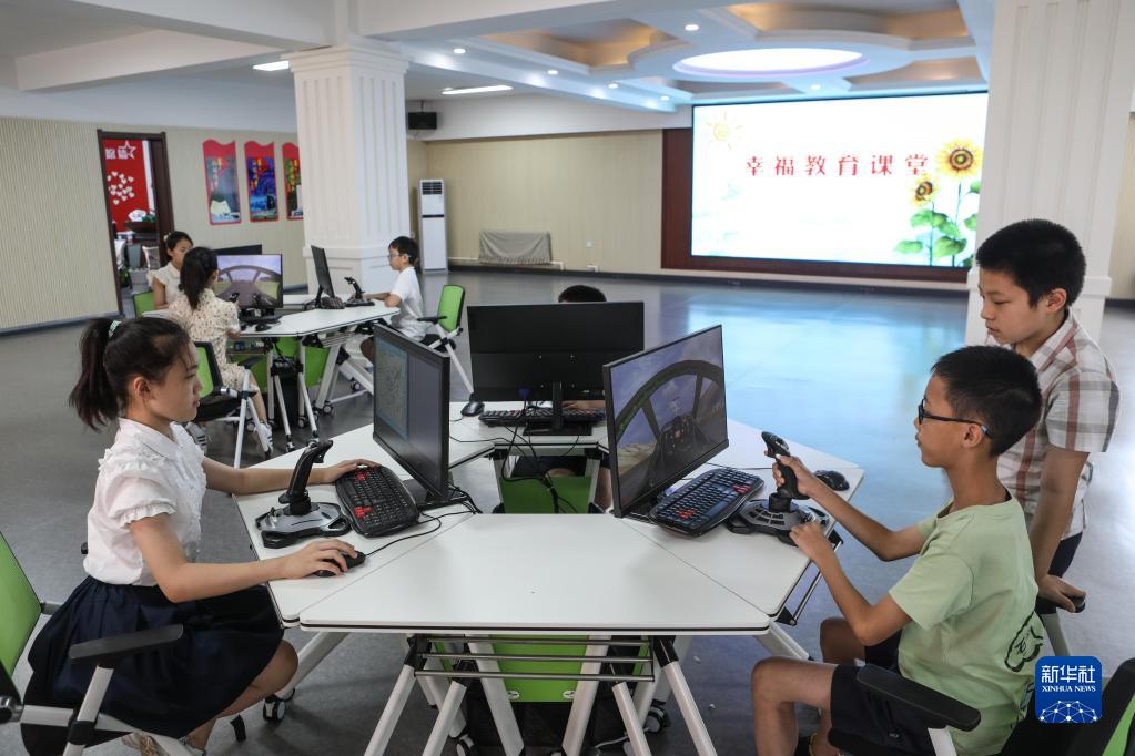 　2022年8月18日，孩子們在沈陽市牡丹社區(qū)幸福教育課堂學(xué)習(xí)固定翼模擬飛行課程。新華社記者 王乙杰 攝