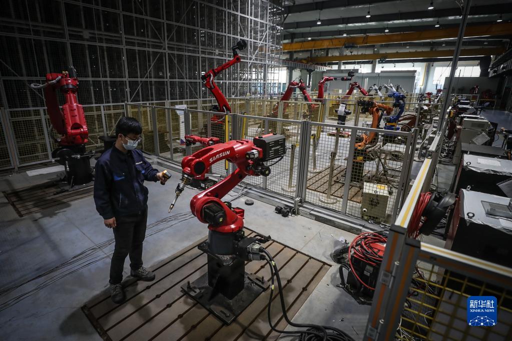 2022年4月28日，新松機器人自動化股份有限公司的工作人員在生產(chǎn)車間內(nèi)調(diào)試機器人。新華社記者 潘昱龍 攝