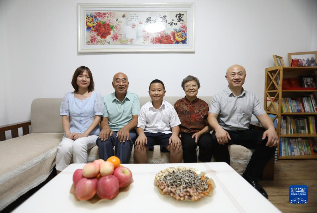 2022年8月17日，沈陽市牡丹社區(qū)居民李水(左二)一家合影。新華社記者 王乙杰 攝