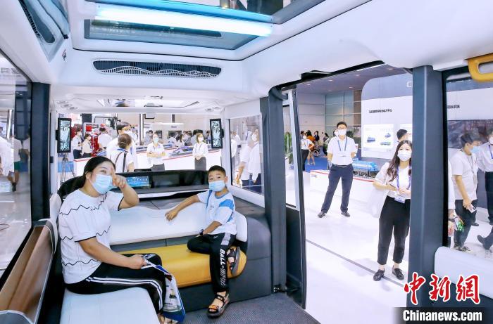 圖為中國中車展位展示的“無人駕駛小V”?！≠∮?攝