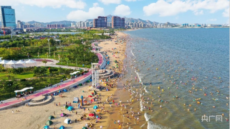 城市陽臺(tái)休閑公園成為青島“顏值”新?lián)?dāng)(央廣網(wǎng)發(fā) 王偉 攝)
