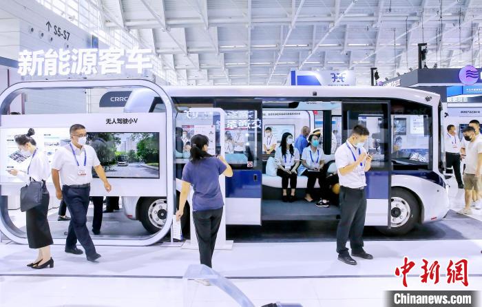 圖為中國中車展位展示的“無人駕駛小V”。　佟郁 攝