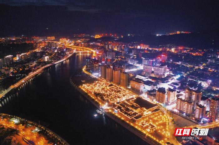 澧水兩岸，燈光璀璨。