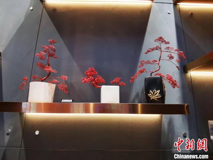 圖為三鋼職工手工制作的鋼花工藝品作為景區(qū)商品上架售賣。　雷朝良 攝