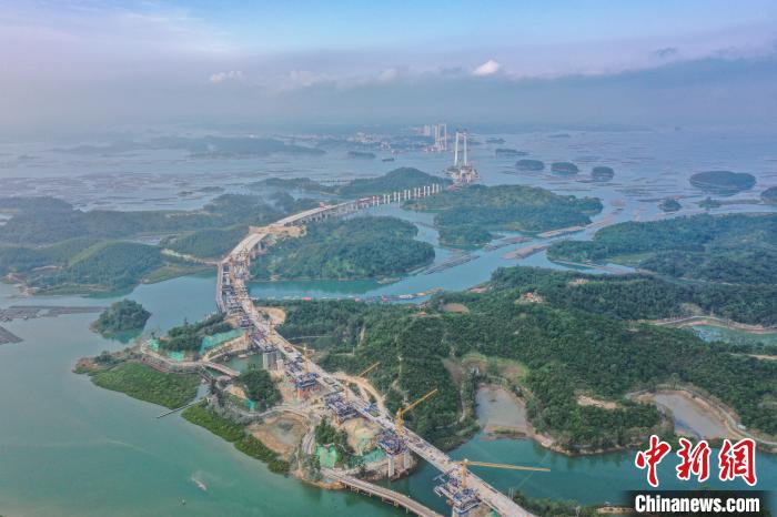 建設(shè)中的龍門(mén)大橋?！￡惞谘?攝
