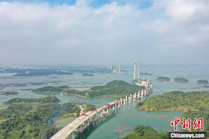 建設(shè)中的龍門(mén)大橋?！￡惞谘?攝