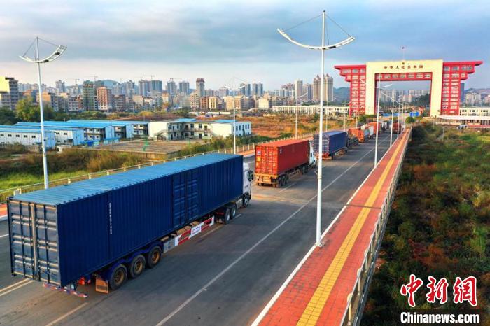 物流貨車在廣西東興二橋上排隊進關?！≈苘?攝