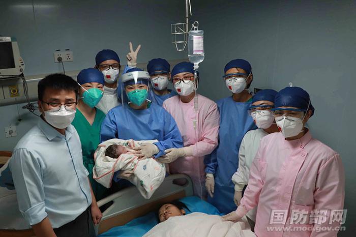 寶寶一家與醫(yī)生合影。蒲海洋 攝