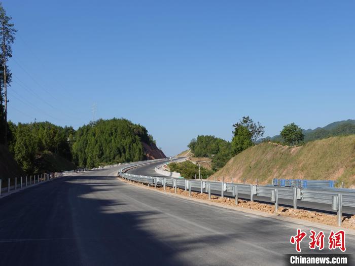 圖為黔江區(qū)過境高速公路的路面?！≈需F建重慶投資集團(tuán)有限公司供圖