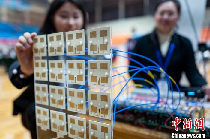 參賽大學(xué)生展示作品《高效率自適應(yīng)多目標(biāo)微波無線能量傳輸系統(tǒng)》。　泱波 攝