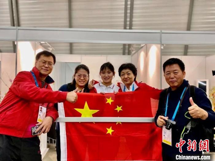 上海市農(nóng)林職業(yè)技術(shù)學(xué)院教師楊靈芝獲得花藝項目優(yōu)勝獎?！∩虾Ｊ腥松缇止﹫D