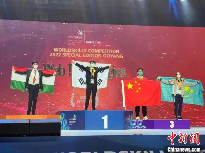 上海第二工業(yè)大學(xué)學(xué)生梁俊獲得網(wǎng)站設(shè)計與開發(fā)項目銅牌。　上海市人社局供圖
