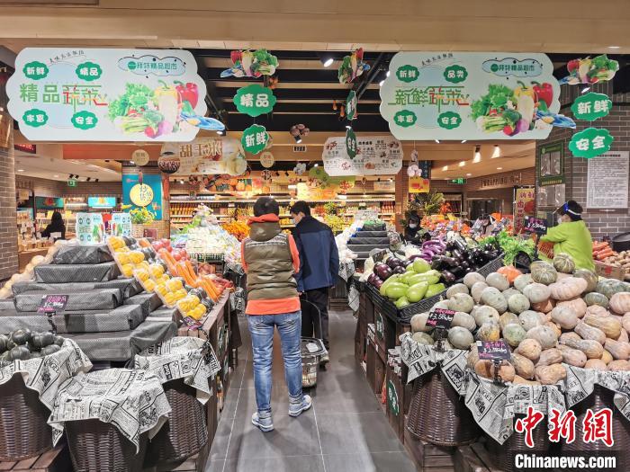 解除流動性管理后的第一天，鄭州市民在超市采購?！№n章云 攝