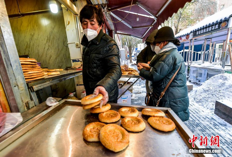 烏魯木齊市文化路，已開門營業(yè)的馕店吸引過往市民前來購買。 劉新 攝