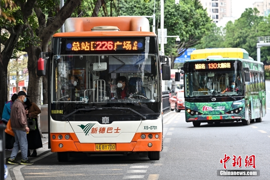 12月1日，廣東省廣州市海珠區(qū)，公交車有序進站。中新社記者 陳驥旻 攝 