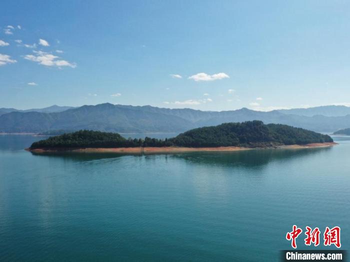 郴州東江湖率先對客船加裝污水儲存系統(tǒng)，保護(hù)碧水清波。　禹志明 攝