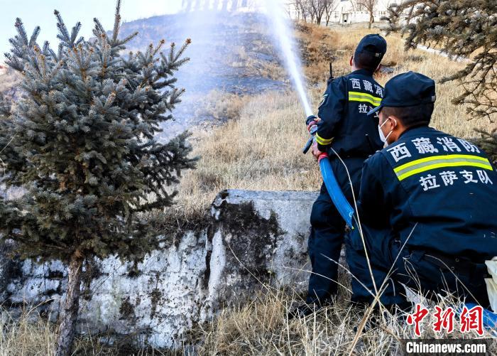 12月6日，布達(dá)拉宮消防救援大隊(duì)在布達(dá)拉宮山體林草區(qū)域開展?jié)窕ぷ??！㈣?攝