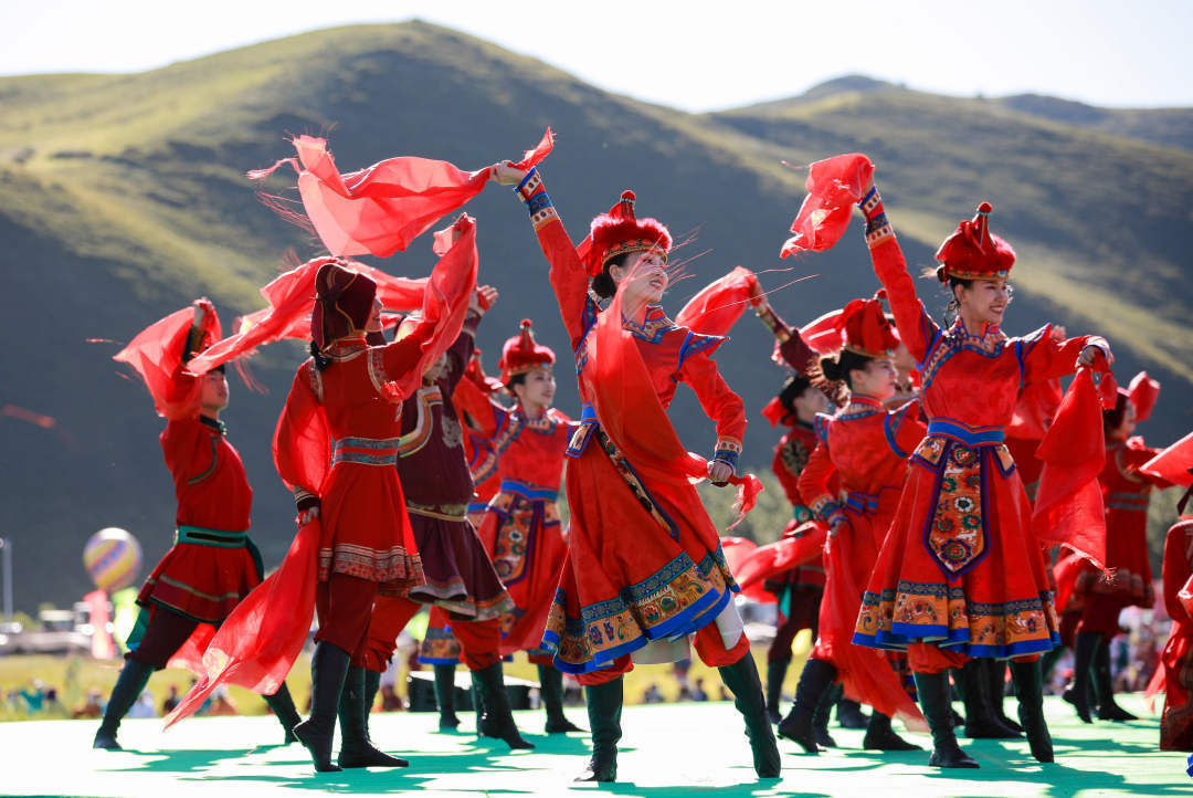 2022年8月8日，烏蘭牧騎隊員們在第九屆內(nèi)蒙古自治區(qū)烏蘭牧騎藝術(shù)節(jié)開幕式上進(jìn)行文藝表演。丁根厚 攝