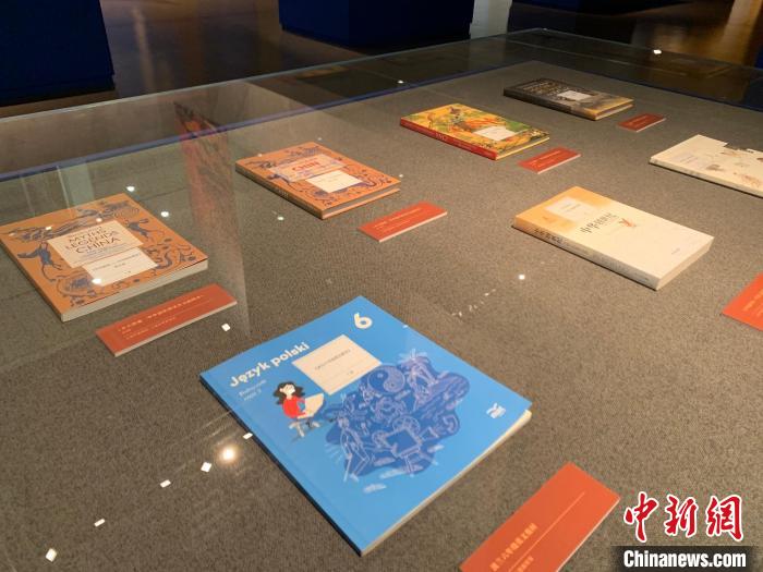 “開天辟地——中華創(chuàng)世神話文藝創(chuàng)作與文化傳播工程”成果展。　王笈 攝