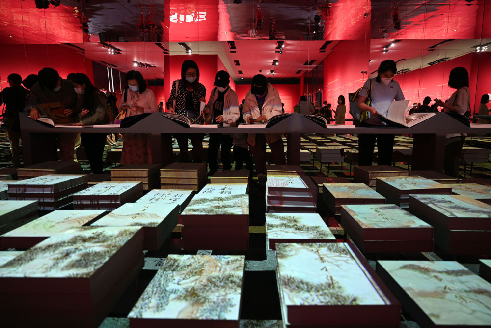 參觀者在中國(guó)國(guó)家博物館觀看“盛世修典——‘中國(guó)歷代繪畫(huà)大系’成果展”(2022年9月29日攝)。新華社記者 金良快 攝