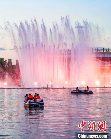 游客在北屯市新區(qū)玉帶河乘船游玩。(資料圖) 李正虎 攝