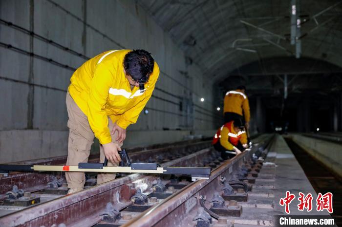 中國鐵路南寧局集團有限公司南寧工務段職工使用道尺檢查吳圩機場高鐵站高鐵線路設備?！№f剛 攝