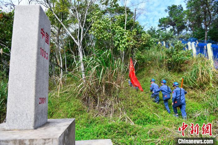 圖為“國旗巡線班”沿著邊境線開展輸電線路巡視工作?！≡篮?　攝