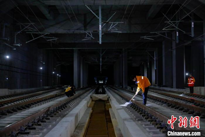 中國鐵路南寧局集團有限公司南寧工務段高鐵線路設備檢查作業(yè)現(xiàn)場。　韋剛 攝