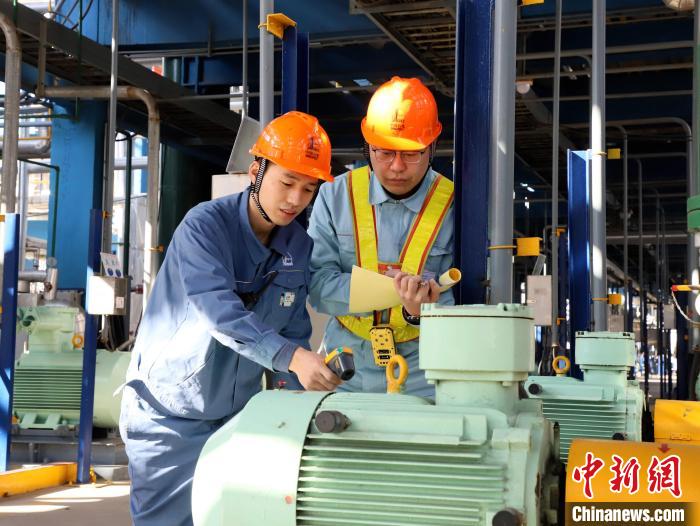圖為齊魯石化員工巡檢監(jiān)測(cè)運(yùn)轉(zhuǎn)電機(jī)溫度，確保設(shè)備安穩(wěn)運(yùn)行?！⒎挤?攝