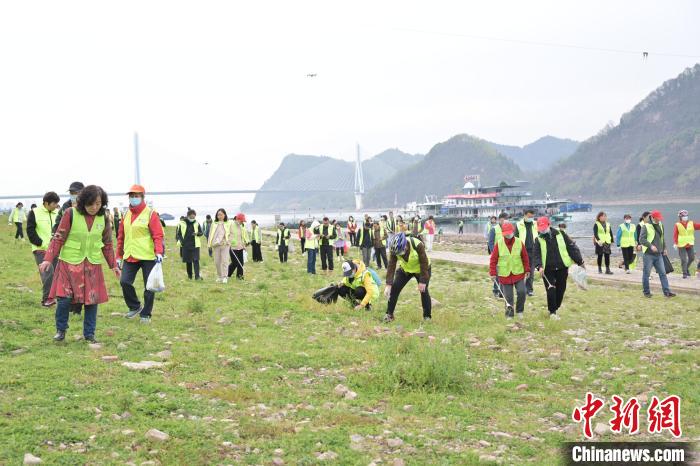 “三峽蟻工”撿拾散落在江灘上的垃圾，定期組織開展凈灘志愿活動(dòng) 田耀平 攝