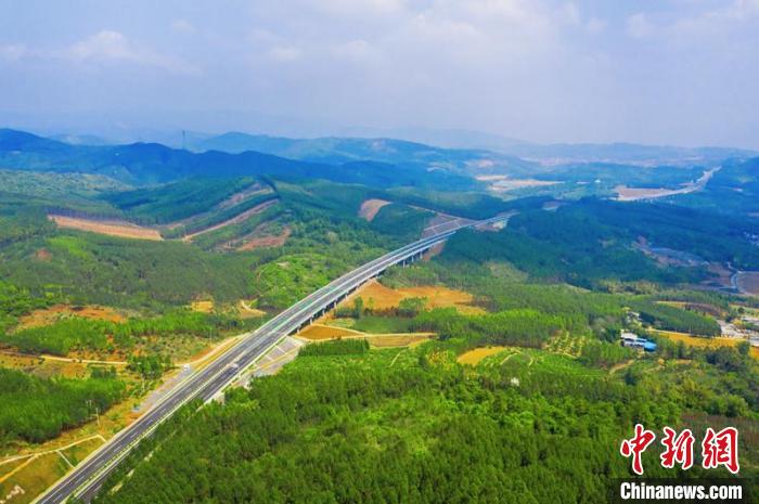 平南至武宣高速公路樂梅2號大橋?！V西交通投資集團供圖