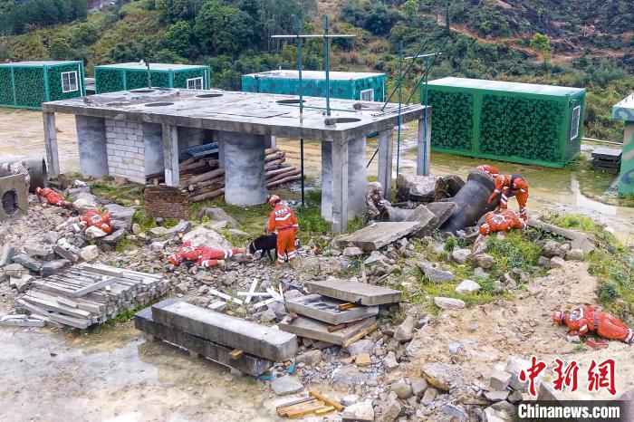 搜救犬、無(wú)人機(jī)配合救援行動(dòng)?！〔虦Y藝 攝