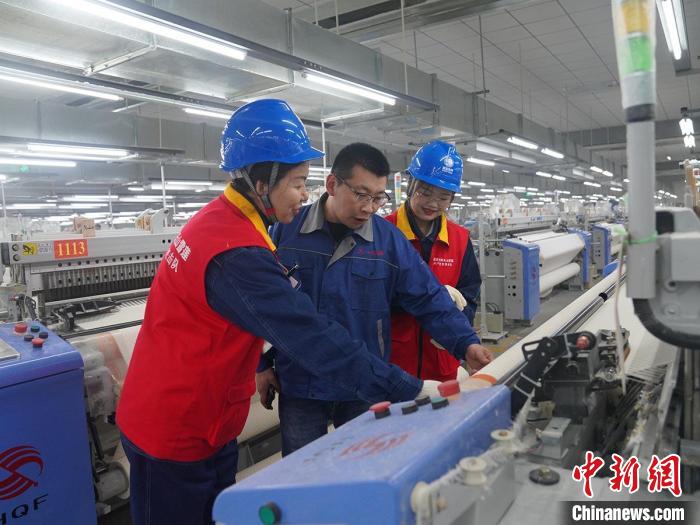 新疆伊犁伊河供電公司黨員服務(wù)隊(duì)員走訪企業(yè)，保障企業(yè)24小時(shí)生產(chǎn)線安全運(yùn)轉(zhuǎn)。　白玉 攝
