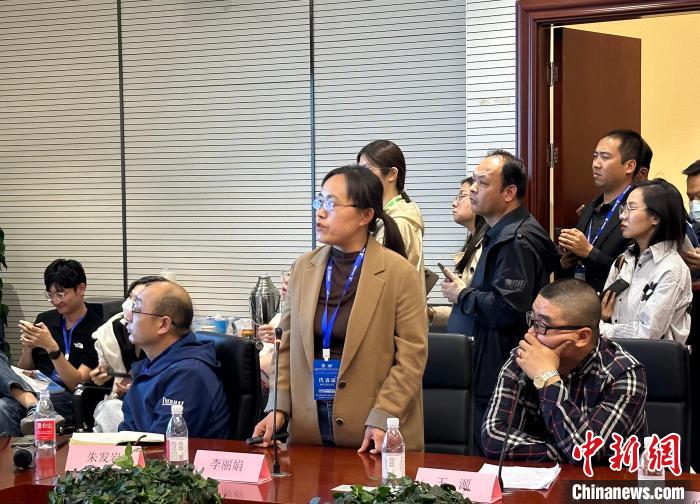 圖為中國(guó)科學(xué)院青海鹽湖研究所研究員李麗娟演講?！⒀?攝